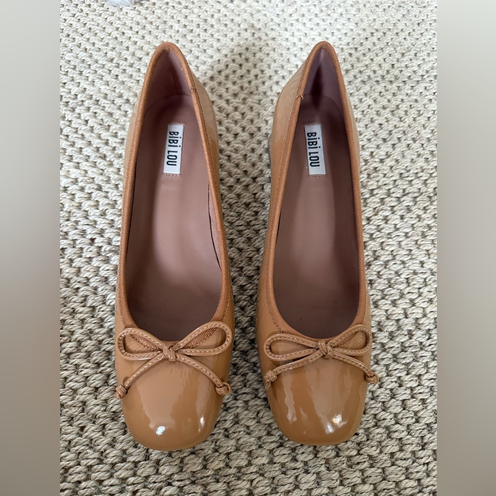 Anthropologie Bibi Lou Suzy Bow Camel Ballet Pumps